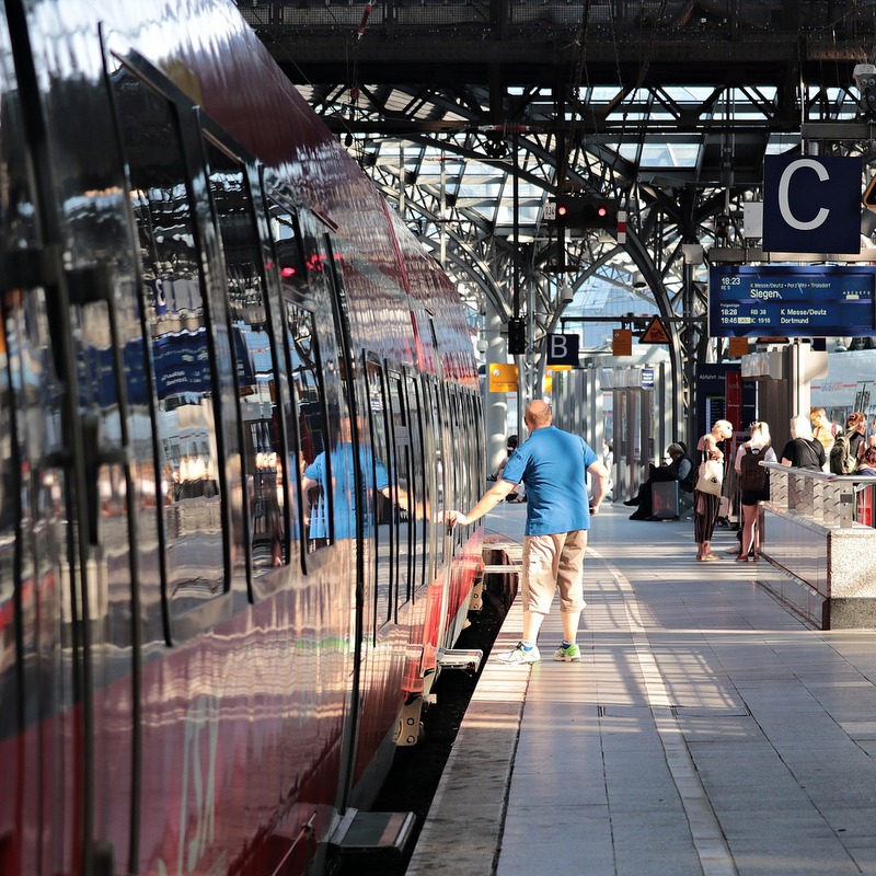 train-4320077_1920